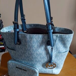 Micheal kors purse and billfold